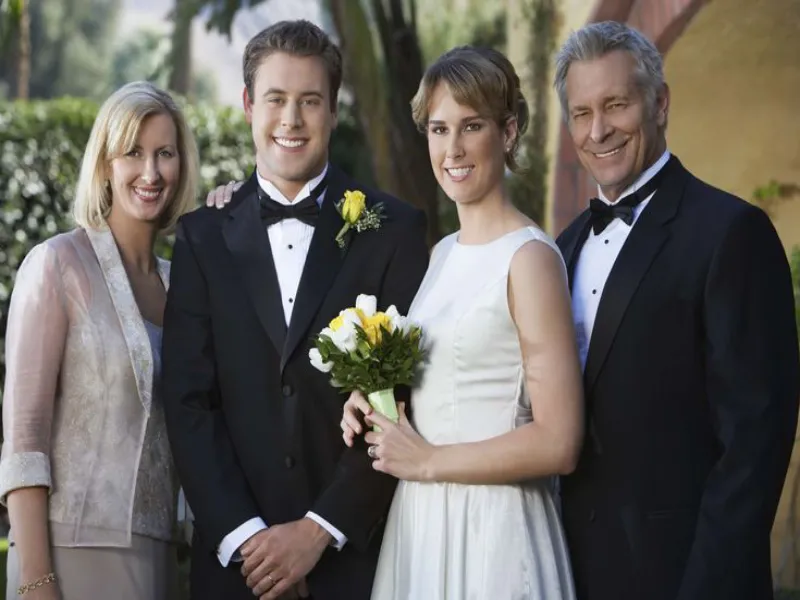 عروس و دماد در کنار خانواده عروس